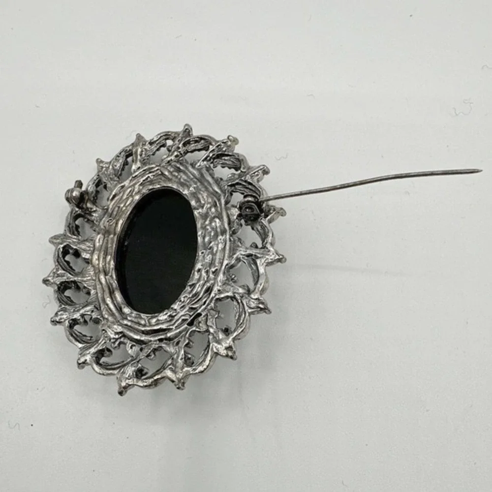 Vintage Silver Tone Black Gold Foil Flake Faux Pearl Filigree Oval Brooch‎ J-01